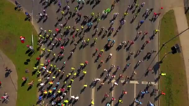 Lattelecom 马拉松2017在拉脱维亚里加市的鸟瞰图 在里加街道上奔跑的人们 — 图库视频影像