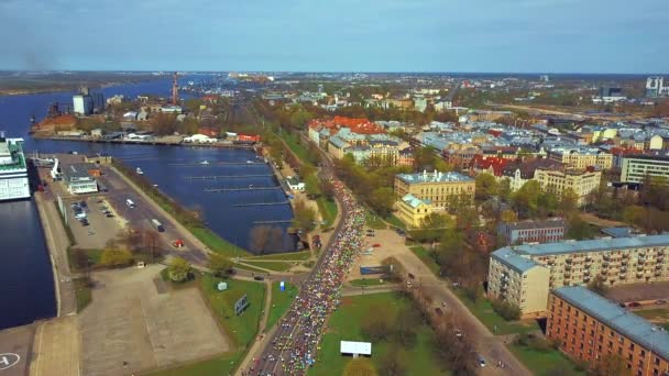 Letecký Pohled Lattelecom Maraton 2017 Rize Lotyšsko Lidé Ulicích Rigy — Stock video