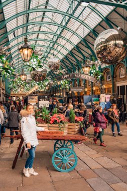 Londra - Aralık 20: Kız Noel süsleri Londra Covent Garden tarafından 20 Aralık 2015 üzerinde duran.