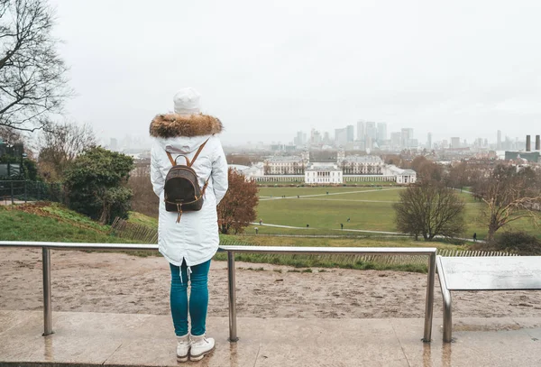 Flickan Gick Nedför Uniresrity Greenwich London Storbritannien Canary Wharf Bakgrunden — Stockfoto