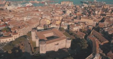 Castello Ursino, olarak da bilinen Castello Svevo di Catania, Catania, Sicilya, Güney İtalya bir kalede havadan görünümüdür.