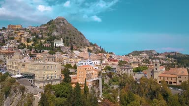 Taormina - Sicilya, Italia ünlü tatil görünümü. Güzel hava seyahat yatay, yukarıdan eski şehir 