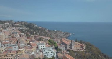 Taormina - Sicilya, Italia ünlü tatil görünümü. Güzel hava seyahat yatay, yukarıdan eski şehir