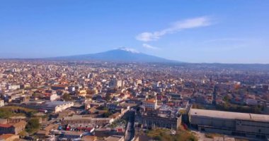 Catania kenti yakınlarındaki ana Katedrali ve Etna yanardağı güzel havadan görünümü arka planda. Yukarıdan inanılmaz eski kasaba görünümü.