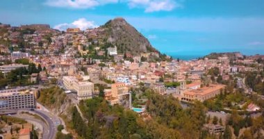 Taormina - Sicilya, Italia ünlü tatil görünümü. Güzel hava seyahat yatay, yukarıdan eski şehir 