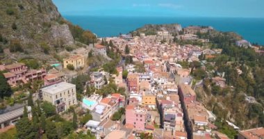 Taormina - Sicilya, Italia ünlü tatil görünümü. Güzel hava seyahat yatay, yukarıdan eski şehir 