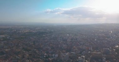 Catania kenti yakınlarındaki ana Katedrali ve Etna yanardağı güzel havadan görünümü arka planda. Yukarıdan inanılmaz eski kasaba görünümü.