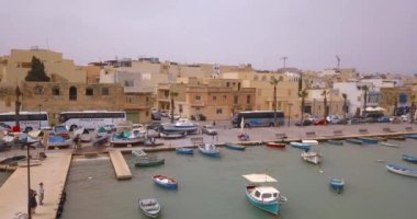 Havadan görünümü Akdeniz geleneksel renkli tekneler luzzu üzerinde. Balıkçı köyü güney doğusunda Malta. Marsaxlokk, Malta sabahın erken saatlerinde.