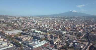 Catania kenti yakınlarındaki ana Katedrali ve Etna yanardağı güzel havadan görünümü arka planda. Yukarıdan inanılmaz eski kasaba görünümü.  