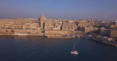 Eski sermaye şehir Valletta Malta'da Katedrali ve tarihi kent ile hava panorama görünümünü. Ada ülke, Avrupa Akdeniz.