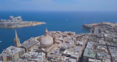 Valetta, Malta ana katedralde hava görünümünü. Pek çok eski binalar ve Katolik Kilisesi Merkezi antik kenti üzerinde uçan.