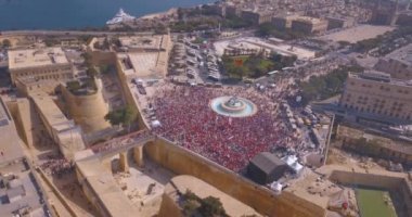 Emek Partisi kutluyor Valletta şehrin havadan görünümü. Binlerce insan Malta'da Valetta eski şehrin sokaklarında yürürken