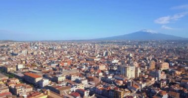 Catania kenti yakınlarındaki ana Katedrali ve Etna yanardağı güzel havadan görünümü arka planda. Yukarıdan inanılmaz eski kasaba görünümü.