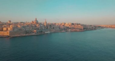 Hava panorama görüş-in eski başkenti Valletta Malta bağlantı noktası, katedral ve gün batımı sırasında eski şehir. Akdeniz Avrupa ülkesi Adası