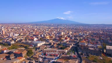 Catania kenti yakınlarındaki ana Katedrali ve Etna yanardağı güzel havadan görünümü arka planda. Yukarıdan inanılmaz eski kasaba görünümü.
