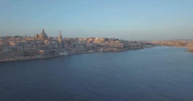 Hava panorama görüş-in eski başkenti Valletta Malta bağlantı noktası, katedral ve gün batımı sırasında eski şehir. Akdeniz Avrupa ülkesi Adası