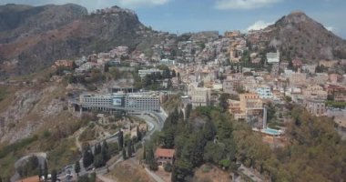 Taormina - Sicilya, Italia ünlü tatil görünümü. Güzel hava seyahat yatay, yukarıdan eski şehir