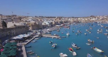 Havadan görünümü Akdeniz geleneksel renkli tekneler luzzu üzerinde. Balıkçı köyü güney doğusunda Malta. Marsaxlokk, Malta sabahın erken saatlerinde.