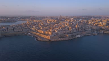 Hava panorama görüş-in eski başkenti Valletta Malta bağlantı noktası, katedral ve gün batımı sırasında eski şehir. Akdeniz Avrupa ülkesi Adası