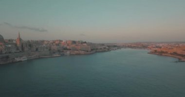 Hava panorama görüş-in eski başkenti Valletta Malta bağlantı noktası, katedral ve gün batımı sırasında eski şehir. Akdeniz Avrupa ülkesi Adası
