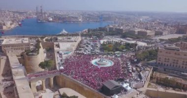 Emek Partisi kutluyor Valletta şehrin havadan görünümü. Binlerce insan Malta'da Valetta eski şehrin sokaklarında yürürken
