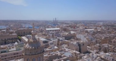 Valetta, Malta ana katedralde hava görünümünü. Pek çok eski binalar ve Katolik Kilisesi Merkezi antik kenti üzerinde uçan.