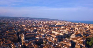 Catania kenti yakınlarındaki ana Katedrali ve Etna yanardağı güzel havadan görünümü arka planda. Yukarıdan inanılmaz eski kasaba görünümü.