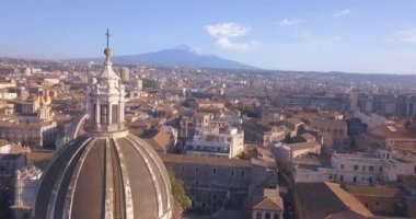 Catania kenti yakınlarındaki ana Katedrali ve Etna yanardağı güzel havadan görünümü arka planda. Yukarıdan inanılmaz eski kasaba görünümü.