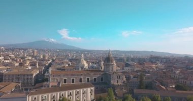 Catania kenti yakınlarındaki ana Katedrali ve Etna yanardağı güzel havadan görünümü arka planda. Yukarıdan inanılmaz eski kasaba görünümü.