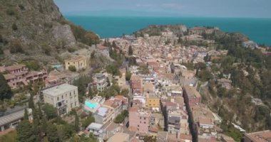 Taormina - Sicilya, Italia ünlü tatil görünümü. Güzel hava seyahat yatay, yukarıdan eski şehir