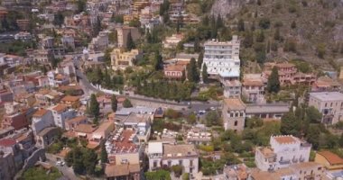 Taormina - Sicilya, Italia ünlü tatil görünümü. Güzel hava seyahat yatay, yukarıdan eski şehir