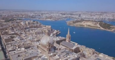 Valetta, Malta ana katedralde hava görünümünü. Pek çok eski binalar ve Katolik Kilisesi Merkezi antik kenti üzerinde uçan. 