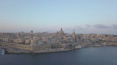 Hava panorama görüş-in eski başkenti Valletta Malta bağlantı noktası, katedral ve gün batımı sırasında eski şehir. Akdeniz Avrupa ülkesi Adası