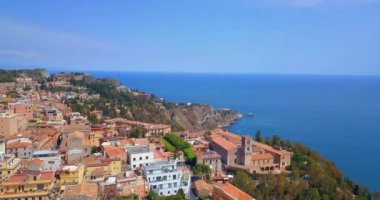 Taormina - Sicilya, Italia ünlü tatil görünümü. Güzel hava seyahat yatay, yukarıdan eski şehir 