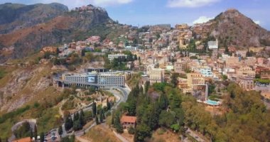 Taormina - Sicilya, Italia ünlü tatil görünümü. Güzel hava seyahat yatay, yukarıdan eski şehir 