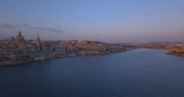 Hava panorama görüş-in eski başkenti Valletta Malta bağlantı noktası, katedral ve gün batımı sırasında eski şehir. Akdeniz Avrupa ülkesi Adası