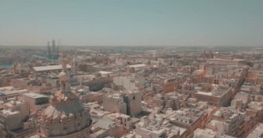 Valetta, Malta ana katedralde hava görünümünü. Pek çok eski binalar ve Katolik Kilisesi Merkezi antik kenti üzerinde uçan.