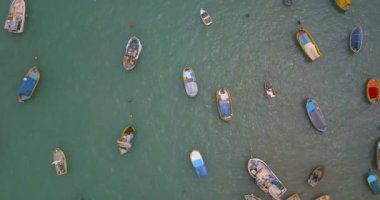 Havadan görünümü Akdeniz geleneksel renkli tekneler luzzu üzerinde. Balıkçı köyü güney doğusunda Malta. Marsaxlokk, Malta sabahın erken saatlerinde.