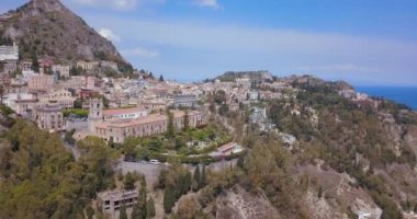 Taormina - Sicilya, Italia ünlü tatil görünümü. Güzel hava seyahat yatay, yukarıdan eski şehir