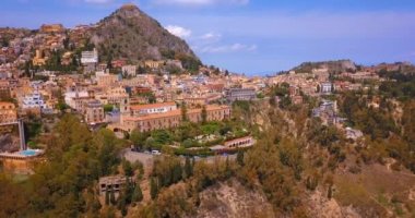 Taormina - Sicilya, Italia ünlü tatil görünümü. Güzel hava seyahat yatay, yukarıdan eski şehir 