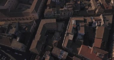 Catania kenti yakınlarındaki ana Katedrali ve Etna yanardağı güzel havadan görünümü arka planda. Yukarıdan inanılmaz eski kasaba görünümü.  