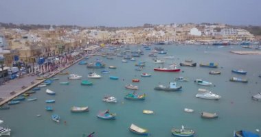 Havadan görünümü Akdeniz geleneksel renkli tekneler luzzu üzerinde. Balıkçı köyü güney doğusunda Malta. Marsaxlokk, Malta sabahın erken saatlerinde.