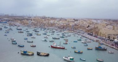 Havadan görünümü Akdeniz geleneksel renkli tekneler luzzu üzerinde. Balıkçı köyü güney doğusunda Malta. Marsaxlokk, Malta sabahın erken saatlerinde.