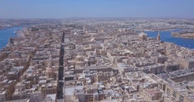 Valetta, Malta ana katedralde hava görünümünü. Pek çok eski binalar ve Katolik Kilisesi Merkezi antik kenti üzerinde uçan. 