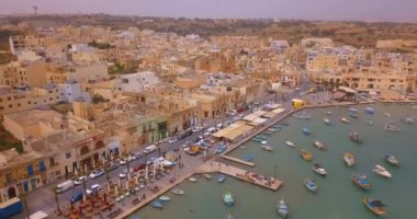 Havadan görünümü Akdeniz geleneksel renkli tekneler luzzu üzerinde. Balıkçı köyü güney doğusunda Malta. Marsaxlokk, Malta sabahın erken saatlerinde.