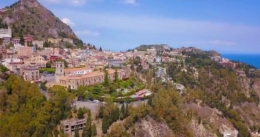 Taormina - Sicilya, Italia ünlü tatil görünümü. Güzel hava seyahat yatay, yukarıdan eski şehir 