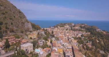 Taormina - Sicilya, Italia ünlü tatil görünümü. Güzel hava seyahat yatay, yukarıdan eski şehir