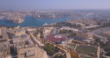 Emek Partisi kutluyor Valletta şehrin havadan görünümü. Binlerce insan Malta'da Valetta eski şehrin sokaklarında yürürken