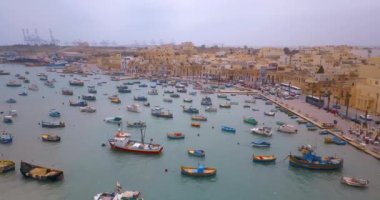 Havadan görünümü Akdeniz geleneksel renkli tekneler luzzu üzerinde. Balıkçı köyü güney doğusunda Malta. Marsaxlokk, Malta sabahın erken saatlerinde.