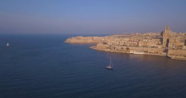 Eski sermaye şehir Valletta Malta'da Katedrali ve tarihi kent ile hava panorama görünümünü. Ada ülke, Avrupa Akdeniz.